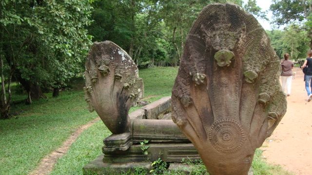 Sochy kobřích hlav (nágů) v chrámovém komplexu Angkor.