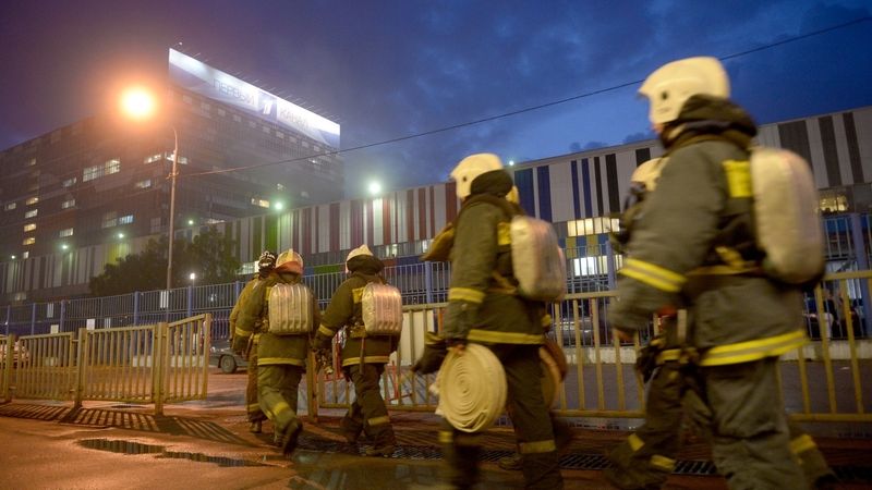 Moskevští hasiči zasahují při požáru v moskevském televizním centru Ostankino.