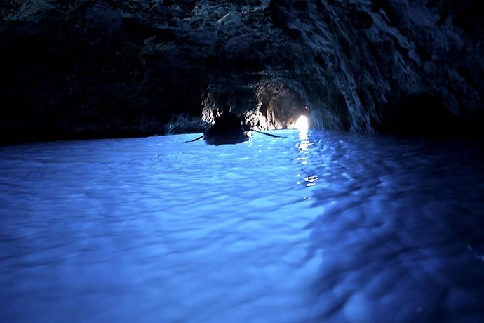 Atmosféra v Modré jeskyni je magická díky světlu, které sem proniká spodem skrz vodní masu.