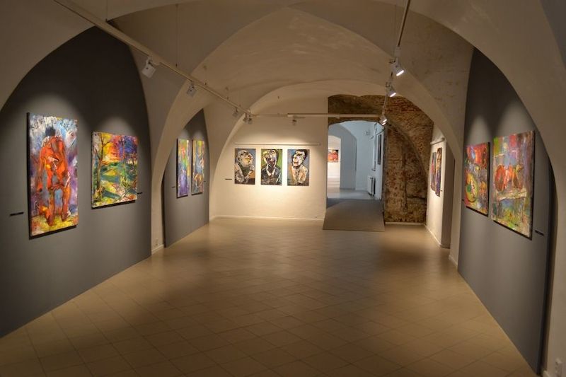 Členitý prostor Galerie v podloubí v budově Muzea Kroměřížska.