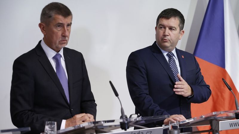 Premiér Andrej Babiš a ministr vnitra Jan Hamáček po jednání vlády.
