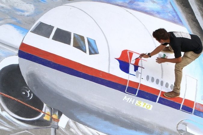 Veškeré dosavadní pátrání po letu MH370 společnosti Malaysia Airlines bylo neúspěšné. Graffiti ve filipínském městě Makati.