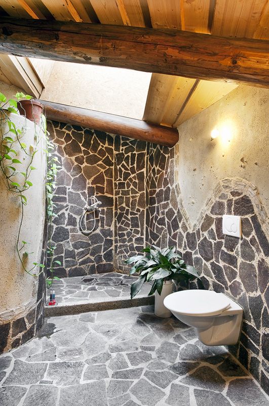 Také všechny koupelny v domě jsou obloženy kamenem a osvětleny shora střešními okny. 