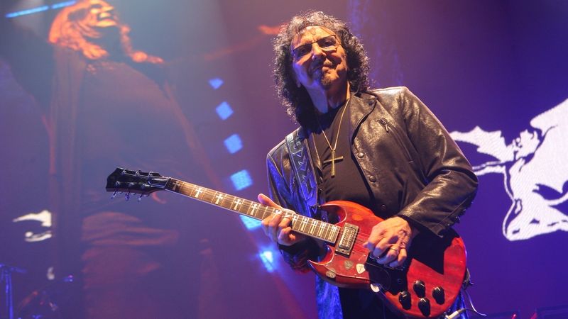 Kytarista Black Sabbath Tony Iommi na koncertu v pražské O2 areně