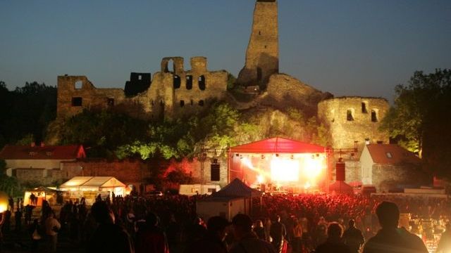Romantické prostředí hradu Okoř bude už pošestnácté dějištěm tradičního festivalu Okoř se šťávou.