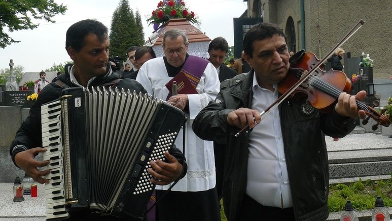 Romská kapela na pohřbu. (Ilustrační foto)