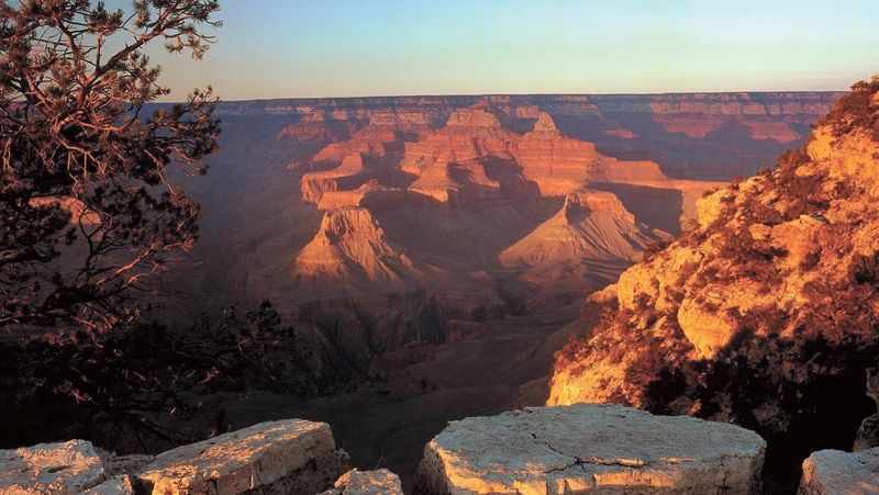 Není největší, v Austrálii a Asii najdeme ještě dva rozlehlejší kaňony. Ty ovšem zdaleka nedosahují popularity Grand Canyonu.