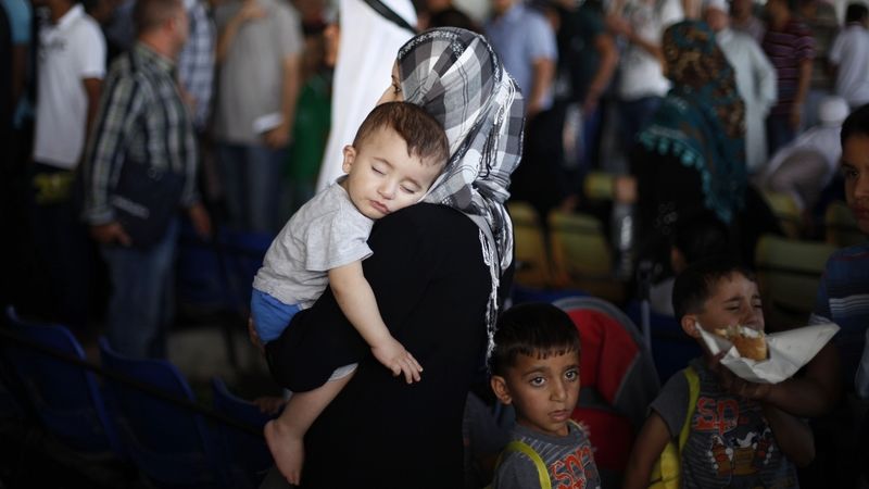 Palestinci z pásma Gazy čekající na otevření přechodu v Rafáhu.