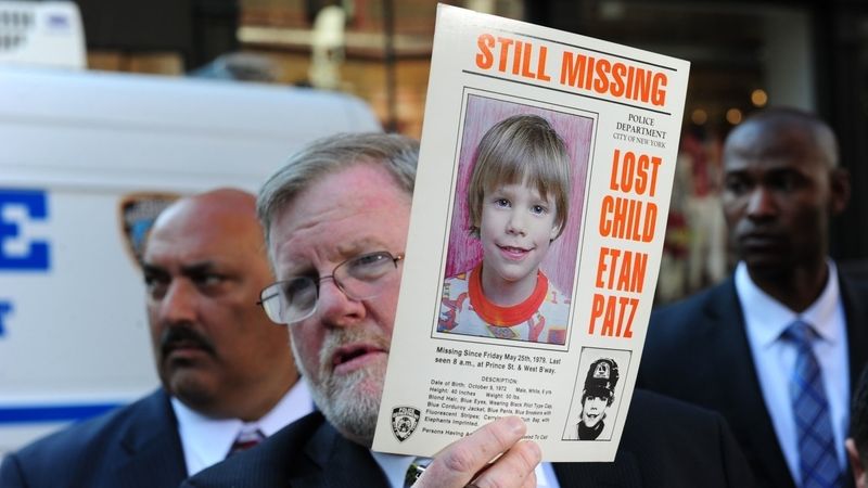 Mluvčí newyorské policie Paul Brown ukazuje původní plakát z roku 1979 upozorňující na pohřešovaného chlapce Etana Patze.
