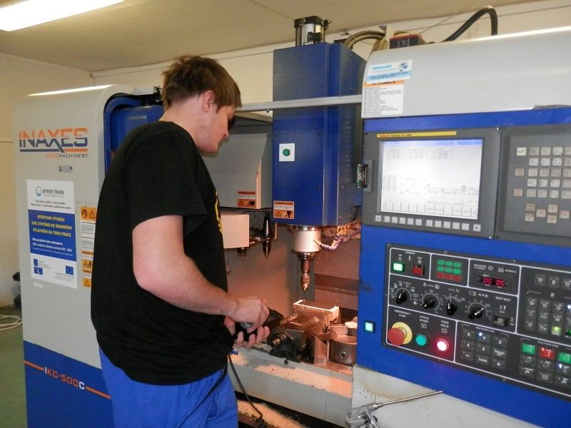 CNC obráběcí stroj se svým studentem