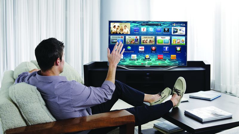 Nové televizory mají zabudovanou kameru a dva mikrofony, díky čemuž umožňují interaktivní ovládání. 