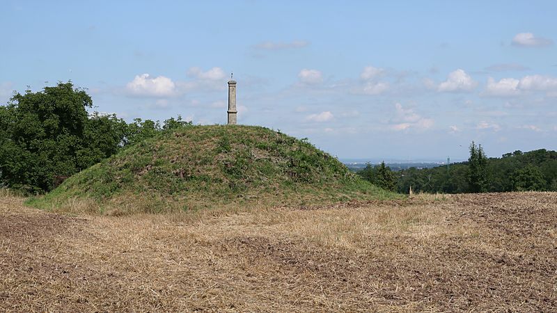 Na snímku mohyla nad hrobem velmože bylanské kultury, křížek označuje konec Čertovy brázdy.