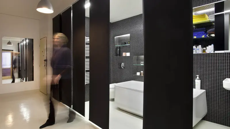 v panelovem byte vyrostla cerna koupelna bez sten a dveri novinky cz