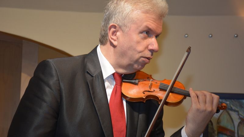 Jaroslav Svěcený předvádí dětské housle