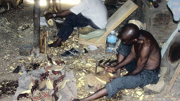 V řemeslnickém družstvu Akamba vzniká velká část keňských suvenýrů.