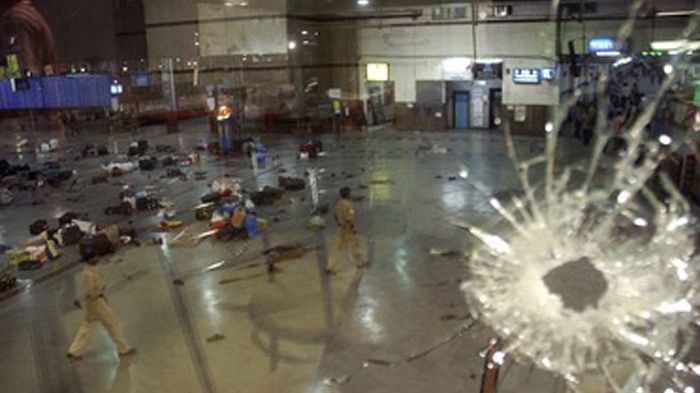 Liduprázdné nádraží v Bombaji, kde v listopadu zemřelo 164 lidí a devět jejich vrahů.