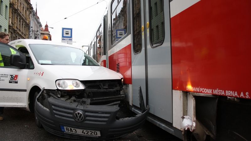 Nehoda zablokovala frekventovanou tramvajovou trať. 