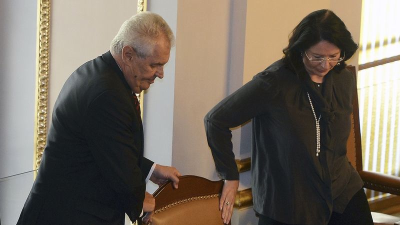 Prezident republiky Miloš Zeman drží židli předsedkyni Sněmovny Miroslavě Němcové.