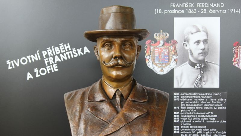 Busta, na které je František Ferdinand d´Este, trůní u vchodu na konopišťskou výstavu.  