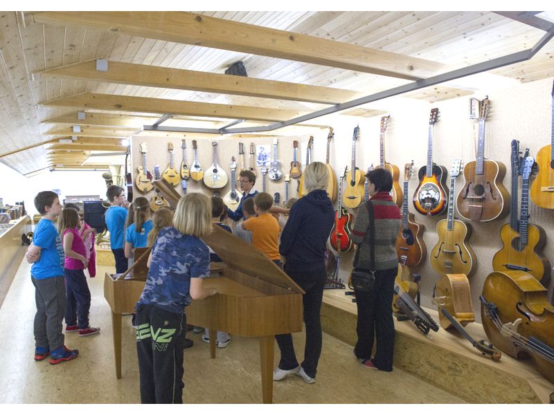 Expozici hudebních nástrojů navštěvují často děti v rámci školních výletů, lyžařských kurzů či pobytů v přírodě.