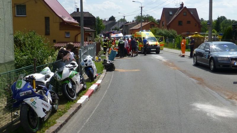 Řidič motocyklu vjel v Jičíně mezi diváky