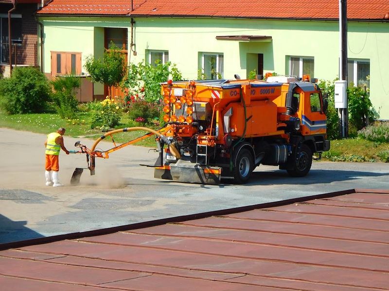 Oprava silnice v obci Morkůvky.
