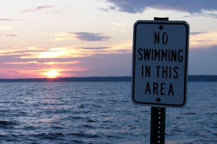 Několik států USA značně omezuje koupání v přírodě kvůli tomu, že ve vodě je možné se utopit.