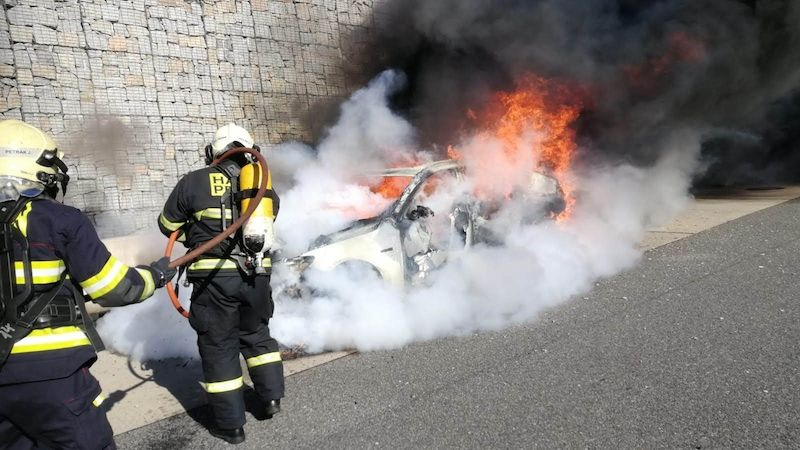 Hasiči likvidovali na Pražském okruhu požár vozidla BMW