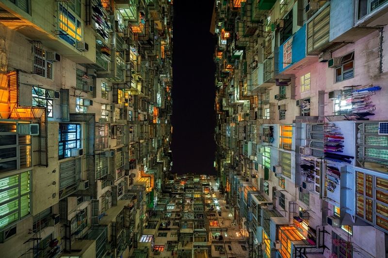 Přeplněné hongkongské byty svítí všemi barvami.
