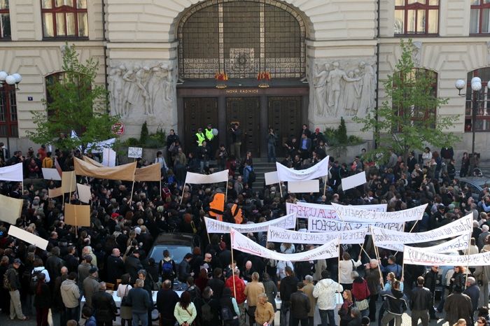 Odpůrci grantové politiky se shromáždili před budovou pražského magistrátu.