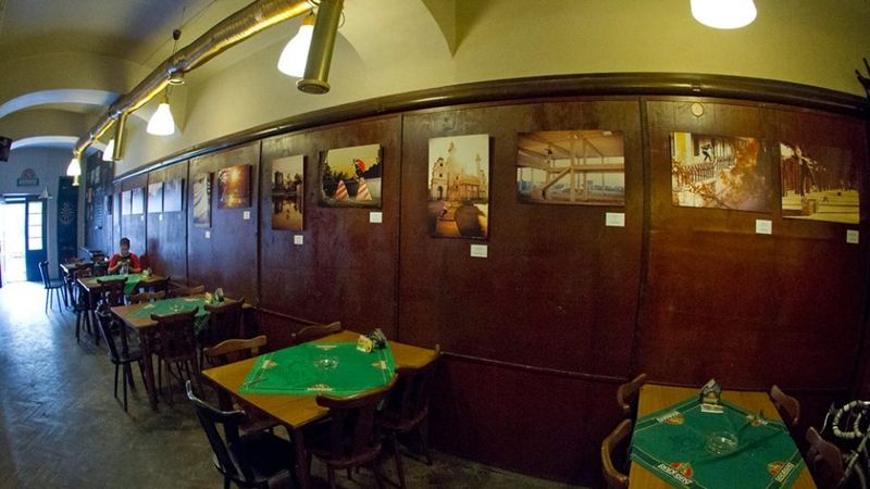 Putovní výstava v rožnovském kultovním baru Železo zahájena