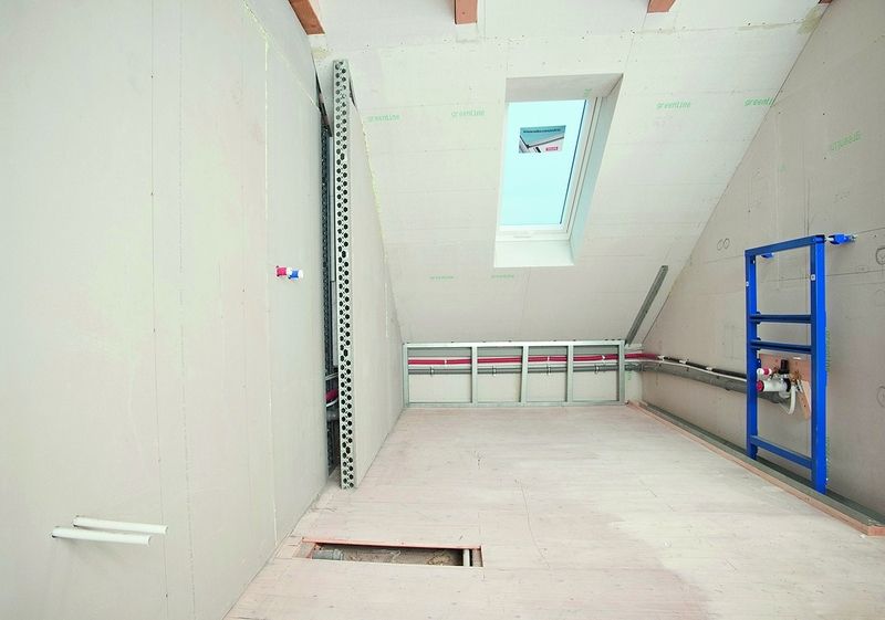 Interiér podkrovního prostoru, určeného pro koupelnu se sprchovým koutem, je připraven k úpravám tzv. suchou cestou – tj. bez mokrých technologických procesů. 