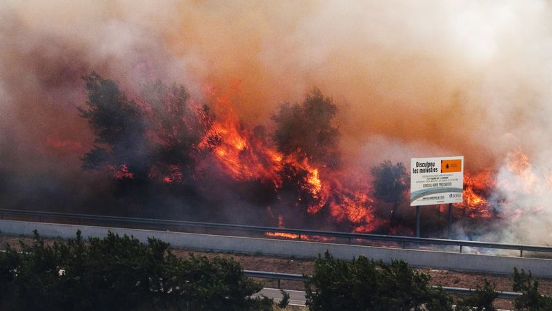 Požár podle španělských úřadů spálil na 7000 hektarů půdy.