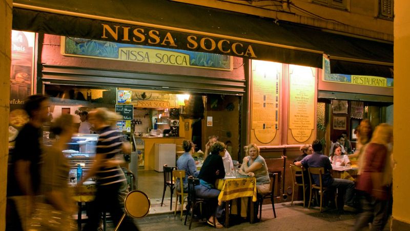 Ve Starém městě v Nice je několik restaurací, či snad spíš bufetů, kde je ta správná a pravá socca k dostání.