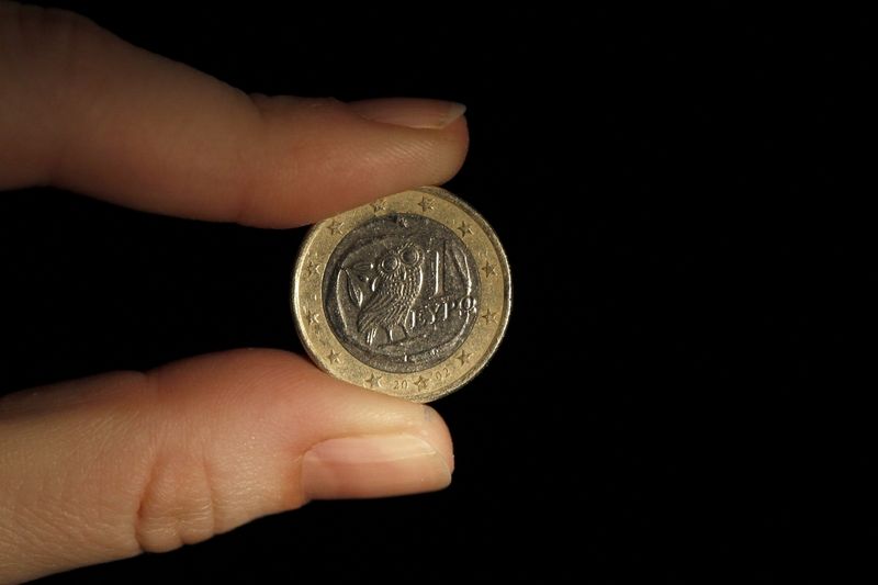 Finanční problémy Řecka značně zamávaly s kurzem jednotné evropské měny vůči dolaru. (na obrázku euromince s řeckým motivem na rubu