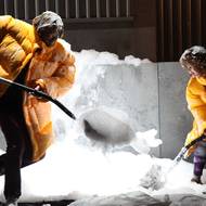 Petr Motloch a Sabina Králová v rolích Chrobáků z inscenace Daniela Špinara Ze života hmyzu, premiéra 2014.