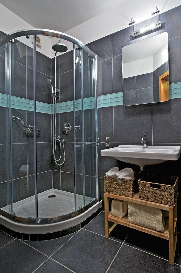 Malá koupelna je navržena zcela prakticky. Vzhledem k tomu, že ji obývá muž, postrádá zbytečné dekorace a působí čistě a lehce. 
