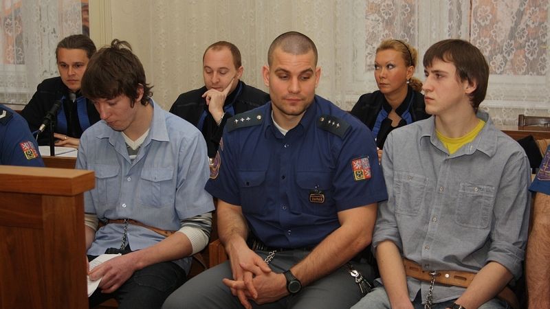 Obžalovaní Michal Kisiov (vpravo) a Jakub Doležal u brněnského soudu 