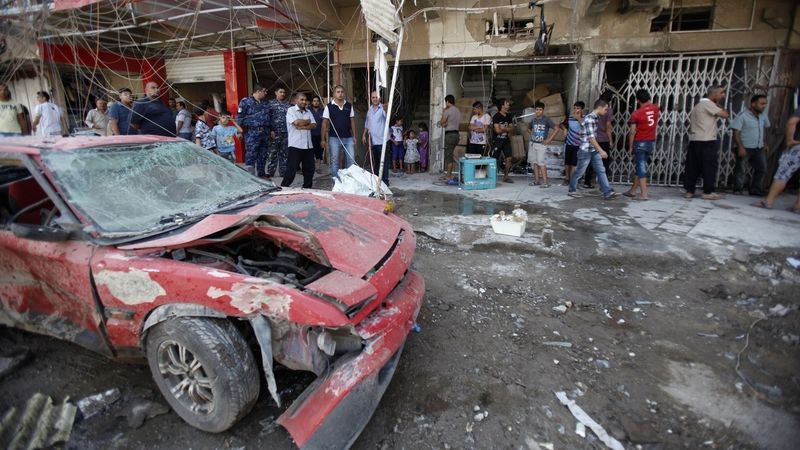 Iráčané na místě jednoho z atentátů v Bagdádu.