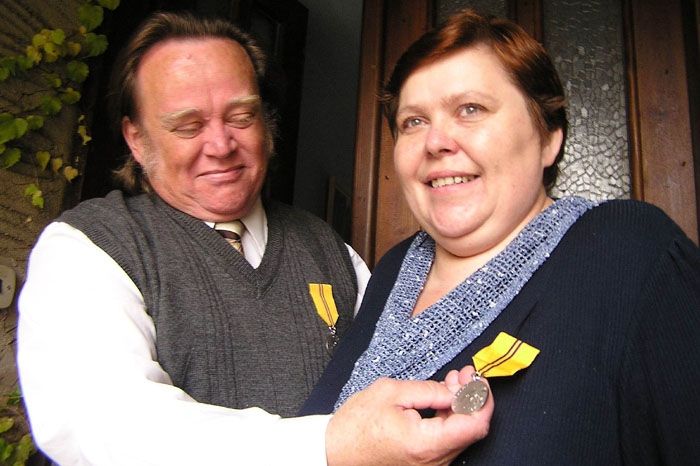 Lubomír a Blažena Rosnerovi s prezidentským vyznamenáním na fotografii z roku 2005