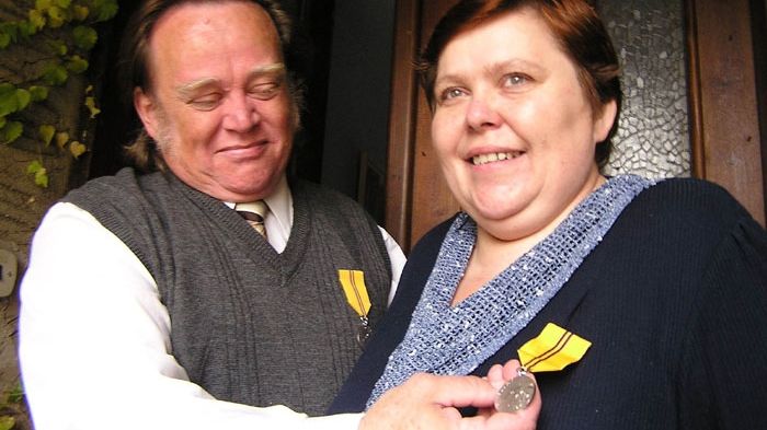 Lubomír a Blažena Rosnerovi s prezidentským vyznamenáním na fotografii z roku 2005