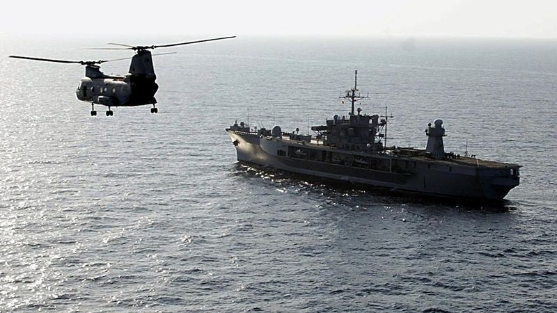 Vrtulník americké armády přistává na USS Mount Whitney.