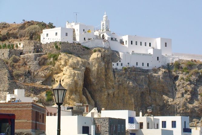 Bílé stavby jsou pro Řecko typické.