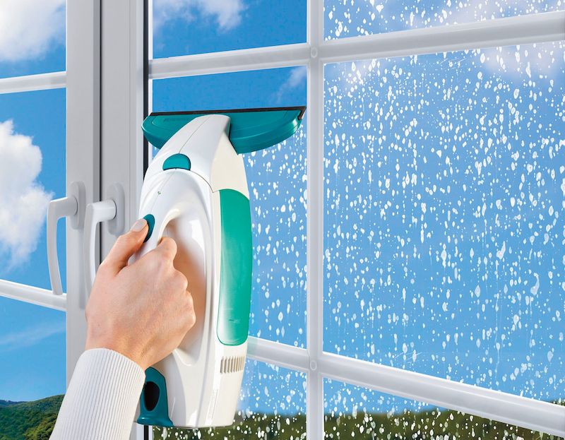 Vysavač na okna vysává a leští beze skvrn. Inovativní čištění oken díky elektrickému odsávání vody. Vhodný na klasická i střešní okna, zrcadla, sprchové kouty, dlaždice. Cena 969 Kč. 
