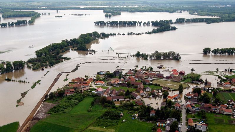 Obec Zálezlice na Mělnicku zaplavila rozvodněná Vltava. Na snímku z 4. června 2013.