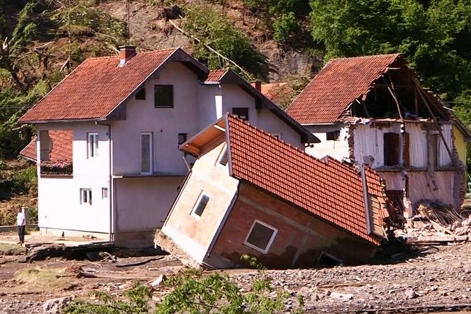 BEZ KOMENTÁŘE: Srbská Krupanj zmizela po povodních pod nánosy bahna