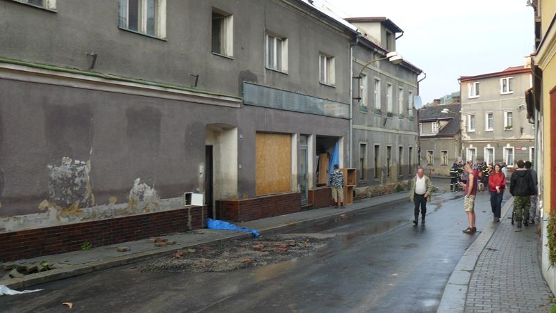 Obyvatelé Žižkovy ulice se vzpamatovávají z povodňového šoku. Na domech je vidět, kam až sahalo voda, která se ulicí valila.