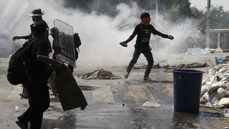 Demonstranti házeli v Bangkoku poblíž sídla vlády kameny na policisty, ti odpověděli slzným plynem.
