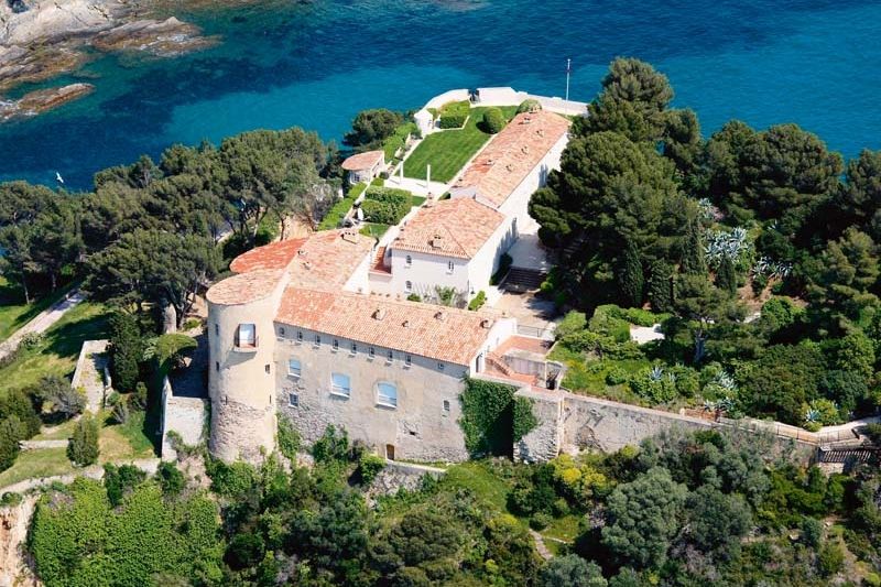 Ostrůvek s pevností Fort de Brégancon ční do výšky 35 metrů nad mořskou hladinu.