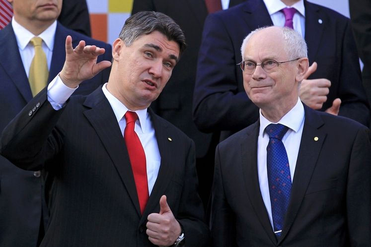 Chorvatský premiér Zoran Milanović (vlevo) a prezident EU Herman Van Rompuy.